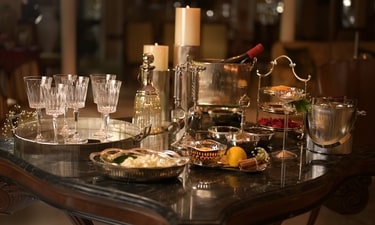 With a legacy of 75 years under Stalwart Overseas and 18 years as a leading name in luxury décor, tableware, and gifting in India, Elvy crafts pieces that celebrate love, tradition, and sophistication.