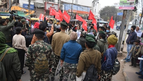 Police officials stopped the AISA activists during the Chakka Jam regarding the demands of BPSC candidates in Patna(Santosh Kumar)