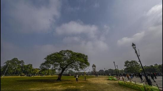 Clear skies over India Gate on December 30. (RAJ K RAJ /HT PHOTO)