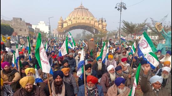 Farmers blocking the Golden Gate entrance on the highway to Amritsar on Monday morning. (Sameer Sehgal/HT)