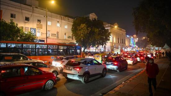 Shoppers at Connaught Place on December 30. (Sanchit Khanna/HT Photo)