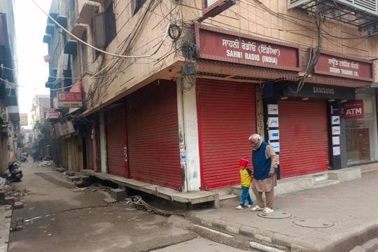 Amritsar’s Hall Gate Bazaar wearing a deserted look on Monday. (Sameer Sehgal/HT) Amritsar’s Hall Gate Bazaar wearing a deserted look on Monday. (Sameer Sehgal/HT)