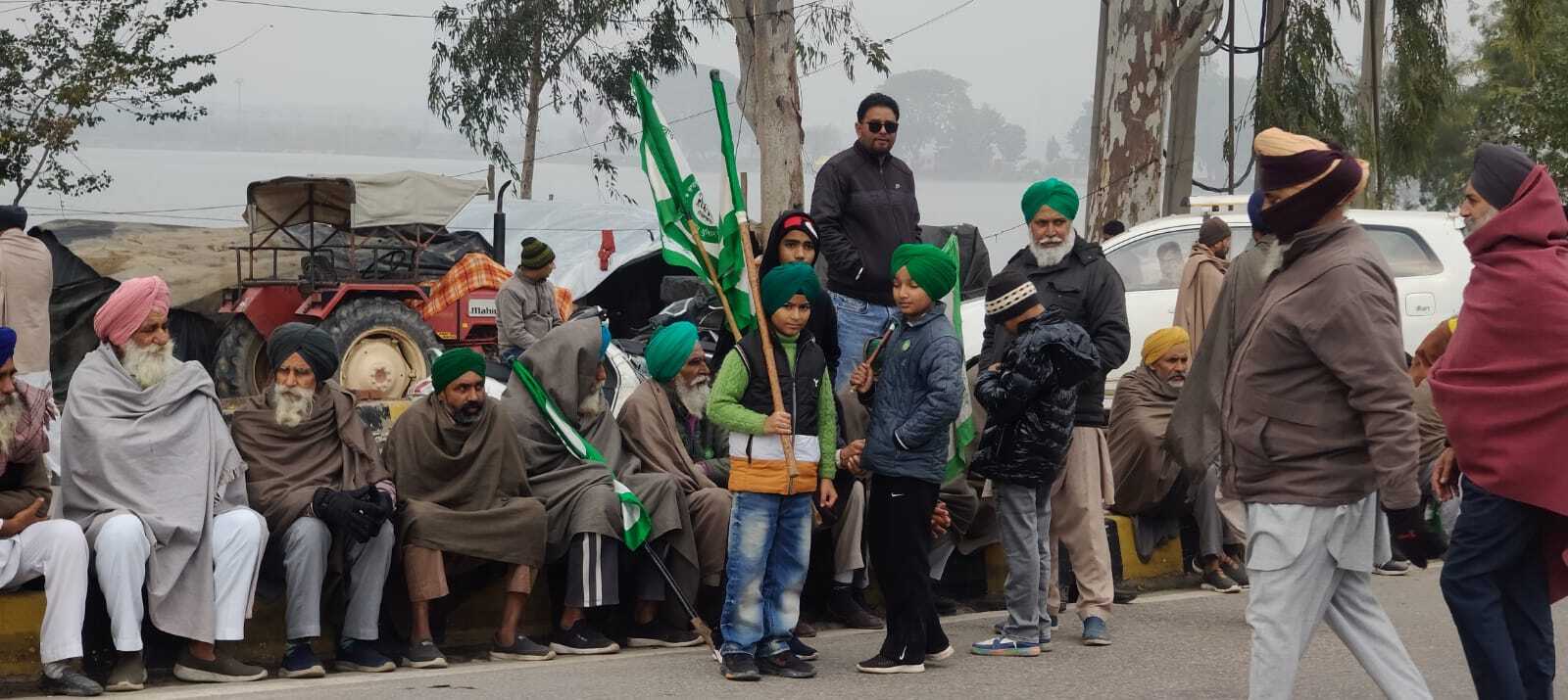 Bhartiya Kisan Union Ekta Ugrahan members block Kanahiya Chowk during Punjab Bandh in Bathinda on Monday. (Sanjeev Kumar/Hindustan Times.) Bhartiya Kisan Union Ekta Ugrahan members block Kanahiya Chowk during Punjab Bandh in Bathinda on Monday. (Sanjeev Kumar/Hindustan Times.)