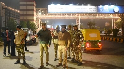 Noida, India- December 31, 2024: Noida Police officials were spotted conducting vehicle checks at Sector 38A on Monday night in preparation for New Year�s Eve, in Noida, India, on Tuesday, December 31, 2024. (Photo by Sunil Ghosh / Hindustan Times) Noida, India- December 31, 2024: Noida Police officials were spotted conducting vehicle checks at Sector 38A on Monday night in preparation for New Year�s Eve, in Noida, India, on Tuesday, December 31, 2024. (Photo by Sunil Ghosh / Hindustan Times)
