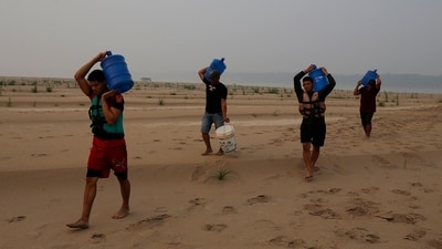 Residents transport drinking water from Humaita to the Paraizinho community, along a dry part of the Madeira River, a tributary of the Amazon River, amid a drought, Amazonas state, Brazil, Sep. 8, 2024. (AP) Residents transport drinking water from Humaita to the Paraizinho community, along a dry part of the Madeira River, a tributary of the Amazon River, amid a drought, Amazonas state, Brazil, Sep. 8, 2024. (AP)