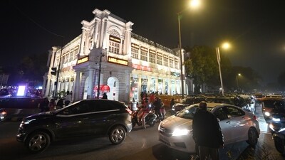 New Year's eve: Shoppers seen in Connaught Place Market ahead of New Year in New Delhi on Monday. (Sanchit Khanna/Hindustan Times) New Year's eve: Shoppers seen in Connaught Place Market ahead of New Year in New Delhi on Monday. (Sanchit Khanna/Hindustan Times)