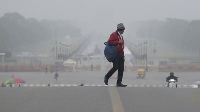 People are seen at Kartavya Path during foggy and Cold morning in New Delhi, (RAJ K RAJ /HT PHOTO) People are seen at Kartavya Path during foggy and Cold morning in New Delhi, (RAJ K RAJ /HT PHOTO)
