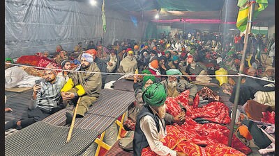 Farm activists sitting at Khanauri border between Punjab and Haryana. (HT Photo) Farm activists sitting at Khanauri border between Punjab and Haryana. (HT Photo)