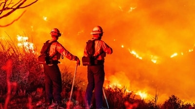 Firefighters monitor a burning hillside around Pepperdine University during the Franklin fire in Malibu, California, US, on Tuesday, Dec. 10, 2024. Hundreds of firefighters raced to control a fast-moving Southern California wildfire thats threatening the wealthy town of Malibu and has forced the evacuation of thousands of residents. (Bloomberg) Firefighters monitor a burning hillside around Pepperdine University during the Franklin fire in Malibu, California, US, on Tuesday, Dec. 10, 2024. Hundreds of firefighters raced to control a fast-moving Southern California wildfire thats threatening the wealthy town of Malibu and has forced the evacuation of thousands of residents. (Bloomberg)