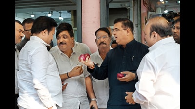 Navi Mumbai, India - Dec. 30, 2024:`DangerousÕ APMC onion-potato market awaiting redevelopment ,Jaykumar Rawal. Minister of Marketing and Protocol, Minister visited , APMC onion-potato marketat Vashi in Navi Mumbai, India, on Monday, December 30, 2024. (Photo by Bachchan Kumar/ HT PHOTO) (HT PHOTO) Navi Mumbai, India - Dec. 30, 2024:`DangerousÕ APMC onion-potato market awaiting redevelopment ,Jaykumar Rawal. Minister of Marketing and Protocol, Minister visited , APMC onion-potato marketat Vashi in Navi Mumbai, India, on Monday, December 30, 2024. (Photo by Bachchan Kumar/ HT PHOTO) (HT PHOTO)