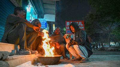 People warm themselves around a bonfire in Delhi-NCR on a cold night. (Parveen Kumar/HT Photo) People warm themselves around a bonfire in Delhi-NCR on a cold night. (Parveen Kumar/HT Photo)
