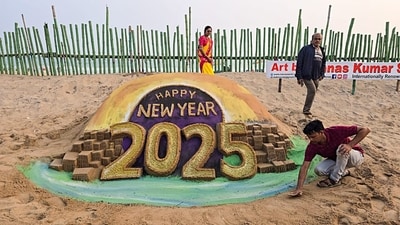 Puri, Dec 31 (ANI): Sand artist Manas Kumar Sahoo makes a sand art wishing New Year 2025, at Puri beach in Puri on Wednesday. (ANI Photo) (Prahlad Mahato) Puri, Dec 31 (ANI): Sand artist Manas Kumar Sahoo makes a sand art wishing New Year 2025, at Puri beach in Puri on Wednesday. (ANI Photo) (Prahlad Mahato)