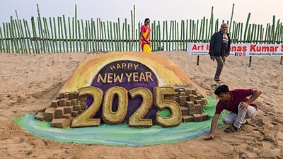 Puri, Dec 31 (ANI): Sand artist Manas Kumar Sahoo makes a sand art wishing New Year 2025, at Puri beach in Puri on Wednesday. (ANI Photo) (Prahlad Mahato) Puri, Dec 31 (ANI): Sand artist Manas Kumar Sahoo makes a sand art wishing New Year 2025, at Puri beach in Puri on Wednesday. (ANI Photo) (Prahlad Mahato)