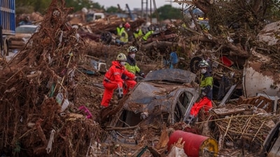 Emergency services remove cars in an area affected by floods in Catarroja, Spain. (AP) Emergency services remove cars in an area affected by floods in Catarroja, Spain. (AP)