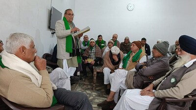 State president of Bharatiya Kisan Union (Tikait) Rattan Mann during a meeting to plan the mahapanchayats in Karnal on Tuesday. (HT Photo)