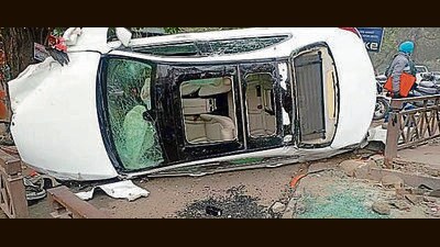 The Mercedes (CH-01-CH-0533) jumped the divider and hit the second deliveryman before overturning. (HT Photo) The Mercedes (CH-01-CH-0533) jumped the divider and hit the second deliveryman before overturning. (HT Photo)