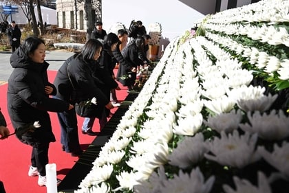 Mourners pay their respects at a memorial altar for the victims of the Jeju Air plane crash, in front of Seoul City Hall in Seoul on December 31, 2024. (AFP) Mourners pay their respects at a memorial altar for the victims of the Jeju Air plane crash, in front of Seoul City Hall in Seoul on December 31, 2024. (AFP)