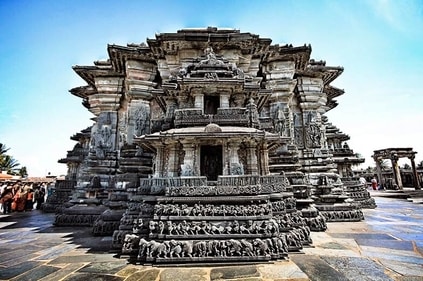 Belur and Halebidu temples present the grandeur of Hoysala dynasty. Belur and Halebidu temples present the grandeur of Hoysala dynasty.