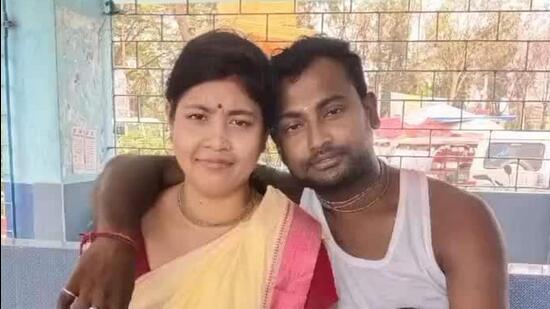 Fisherman Rajesh Das with his wife Lakshmi before he was detained by the Bangladesh Coast Guard. (HT Photo)