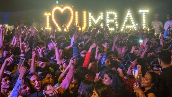 Mumbaikars celebrate new years party at Carter Road in Mumbai, India, on Tuesday, December 31, 2024.  (Photo by Satish Bate/ Hindustan Times)