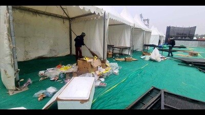 A clean-up drive after the concert of Punjabi singer and actor Diljit Dosanjh in Ludhiana on Wednesday. (HT photo) A clean-up drive after the concert of Punjabi singer and actor Diljit Dosanjh in Ludhiana on Wednesday. (HT photo)