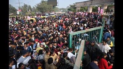 A massive crowd outside Janeshwar Mishra Park in Lucknow on Wednesday (Deepak Gupta/HT) A massive crowd outside Janeshwar Mishra Park in Lucknow on Wednesday (Deepak Gupta/HT)