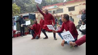A street play ‘Aur Karo Tum Jai-Jaikaar’ staged in Lucknow. (HT Photo)