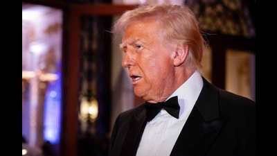 PALM BEACH, FLORIDA - DECEMBER 31: U.S. President-elect Donald Trump arrives on New Year's Eve at his Mar-A-Lago Club on December 31, 2024 in Palm Beach, Florida.Eva Marie Uzcategui/Getty Images/AFP (Photo by Eva Marie Uzcategui / GETTY IMAGES NORTH AMERICA / Getty Images via AFP) (Getty Images via AFP) PALM BEACH, FLORIDA - DECEMBER 31: U.S. President-elect Donald Trump arrives on New Year's Eve at his Mar-A-Lago Club on December 31, 2024 in Palm Beach, Florida.Eva Marie Uzcategui/Getty Images/AFP (Photo by Eva Marie Uzcategui / GETTY IMAGES NORTH AMERICA / Getty Images via AFP) (Getty Images via AFP)