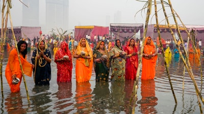 Devotees worship the setting sun during Chhath Puja festival, at the Yamuna Ghat in Noida, Nov. 7, 2024. (PTI/Vijay Verma) Devotees worship the setting sun during Chhath Puja festival, at the Yamuna Ghat in Noida, Nov. 7, 2024. (PTI/Vijay Verma)