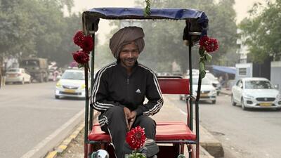The rickshaw is parked on the curb, as if on an exhibit. (HT Photo) The rickshaw is parked on the curb, as if on an exhibit. (HT Photo)