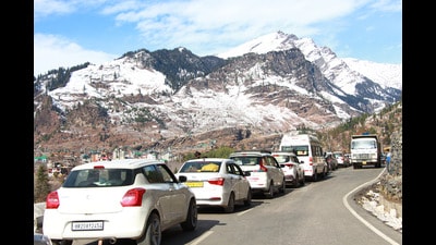 Tourists stranded during a traffic jam in Manali on Wednesday. (Aqil Khan /Hindustan Times) Tourists stranded during a traffic jam in Manali on Wednesday. (Aqil Khan /Hindustan Times)