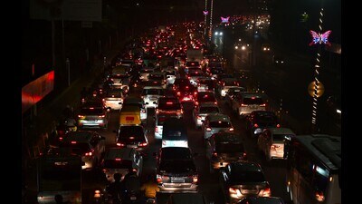 Traffic congestion at Lucknow’s Lohia Path (Mustaq Ali/HT ) Traffic congestion at Lucknow’s Lohia Path (Mustaq Ali/HT )