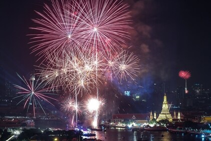Fireworks explode over Wat Arun of the temple of dawn during the New Year celebrations in Bangkok, Thailand, January 1, 2025. REUTERS/Athit Perawongmetha (REUTERS)