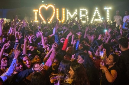 People celebrate New Year's party at Carter Road in Mumbai, on Tuesday, December 31, 2024. (Satish Bate/ Hindustan Times) People celebrate New Year's party at Carter Road in Mumbai, on Tuesday, December 31, 2024. (Satish Bate/ Hindustan Times)