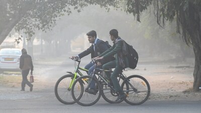 Students on their way to school amid rising air pollution in Noida. (Sunil Ghosh/Hindustan Times)