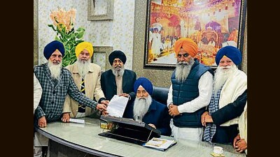 A delegation comprising SGPC members and SAD rebel group meeting jathedar Giani Raghbir Singh on Thursday. (HT Photo)