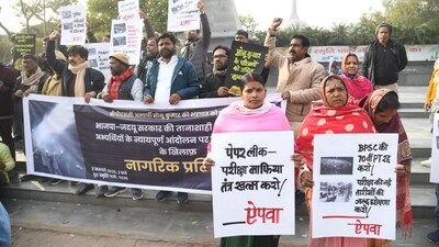 Protestors staged a protest against the alleged police lathicharge on BPSC aspirants during an agitation, at Buddha Smriti Park in Patna (Santosh Kumar) Protestors staged a protest against the alleged police lathicharge on BPSC aspirants during an agitation, at Buddha Smriti Park in Patna (Santosh Kumar)
