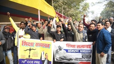 Protest at Gardanibagh in Patna over the alleged leak of a question paper of the December 13 combined preliminary exam conducted by BPSC (Santosh Kumar) Protest at Gardanibagh in Patna over the alleged leak of a question paper of the December 13 combined preliminary exam conducted by BPSC (Santosh Kumar)