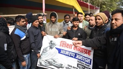 Protestors demonstrating at Gardanibagh in Patna over the alleged leak of a question paper of the December 13 combined preliminary exam conducted by BPSC. (Santosh Kumar) Protestors demonstrating at Gardanibagh in Patna over the alleged leak of a question paper of the December 13 combined preliminary exam conducted by BPSC. (Santosh Kumar)