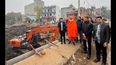 Local bodies minister Ravjot Singh and Rajya Sabha member Balbir Singh Seechewal inspect the work to establish a temporary pumping station near the gaushala point in Ludhiana. (HT Photo)