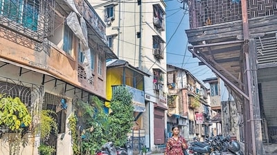 Mumbai, India - Jan. 1, 2025: Bazar Road at Bandra in Mumbai, India, on Wednesday, January 1, 2025. (Photo by Satish Bate/ Hindustan Times) (Hindustan Times) Mumbai, India - Jan. 1, 2025: Bazar Road at Bandra in Mumbai, India, on Wednesday, January 1, 2025. (Photo by Satish Bate/ Hindustan Times) (Hindustan Times)