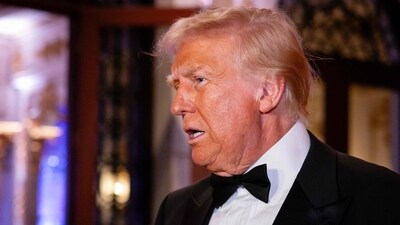 PALM BEACH, FLORIDA - DECEMBER 31: U.S. President-elect Donald Trump arrives on New Year's Eve at his Mar-A-Lago Club on December 31, 2024 in Palm Beach, Florida.Eva Marie Uzcategui/Getty Images/AFP (Photo by Eva Marie Uzcategui / GETTY IMAGES NORTH AMERICA / Getty Images via AFP) (Getty Images via AFP) (HT_PRINT) PALM BEACH, FLORIDA - DECEMBER 31: U.S. President-elect Donald Trump arrives on New Year's Eve at his Mar-A-Lago Club on December 31, 2024 in Palm Beach, Florida.Eva Marie Uzcategui/Getty Images/AFP (Photo by Eva Marie Uzcategui / GETTY IMAGES NORTH AMERICA / Getty Images via AFP) (Getty Images via AFP) (HT_PRINT)