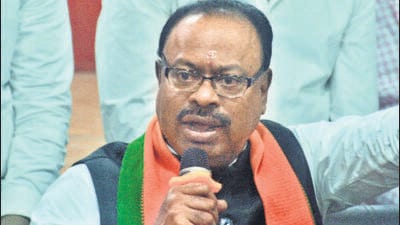 Thane, India - November 05, 2022: Maharashtra Pradesh BJP President Chandrashekhar Bawankule who is on Thane district tour, interacts with the media, at Sahyog Mandir Hall, in Thane, Mumbai, India, on Saturday, November 05, 2022. (Praful Gangurde/HT Photo) (HT PHOTO) Thane, India - November 05, 2022: Maharashtra Pradesh BJP President Chandrashekhar Bawankule who is on Thane district tour, interacts with the media, at Sahyog Mandir Hall, in Thane, Mumbai, India, on Saturday, November 05, 2022. (Praful Gangurde/HT Photo) (HT PHOTO)