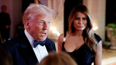 U.S. President-elect Donald Trump, accompanied by his wife Melania, attends a New Year's Eve event at Mar-a-Lago in Palm Beach, Florida, U.S., December 31, 2024. REUTERS/Marco Bello     TPX IMAGES OF THE DAY (REUTERS)