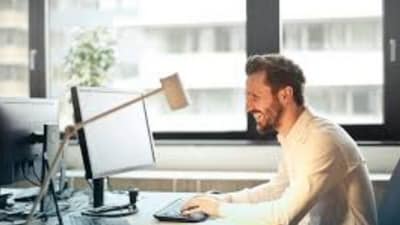 Woman called Hinge match a 'red flag' for going to the office 7 days a week; internet disagreed. (Representational Image/Pexel) Woman called Hinge match a 'red flag' for going to the office 7 days a week; internet disagreed. (Representational Image/Pexel)