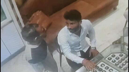 Police arrested the main accused, Vinod Lakhan Pal, 28, from Madhya Pradesh and his accomplice, Santosh Lalata Prasad Bulakia, 26, from Uttar Pradesh. Both are being brought to the city. (HT)