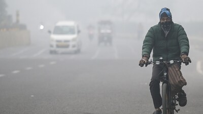 Commuters step out on a cold foggy morning amid rising air pollution. (Photo by Sunil Ghosh / Hindustan Times) Commuters step out on a cold foggy morning amid rising air pollution. (Photo by Sunil Ghosh / Hindustan Times)