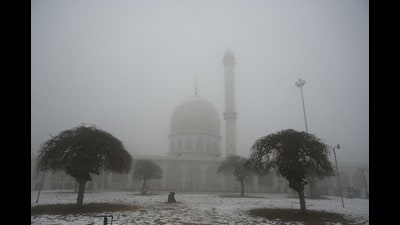 A view of Hazratbal shrine during on a fogy morning in Srinagar on Friday. (Waseem Andrabi /HT) A view of Hazratbal shrine during on a fogy morning in Srinagar on Friday. (Waseem Andrabi /HT)