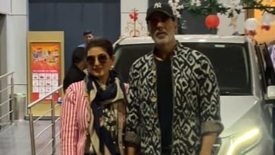 Twinkle Khanna and Akshay Kumar pose for the paparazzi at the Kalina airport. Twinkle Khanna and Akshay Kumar pose for the paparazzi at the Kalina airport.