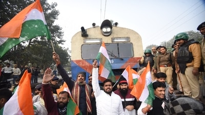 Chhatra Yuva Shakti stage a rail blockade demanding the cancellation of the 70th Integrated Combined Competitive (Preliminary) Examination (CCE), 2024,&nbsp; (Santosh Kumar)